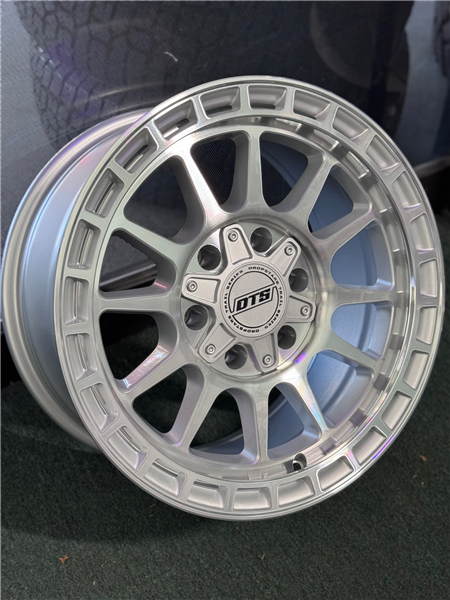 17X8.5 DTS 606-MS 6X5.5/139.7/6X135 +0MM H.B:106.2 SILVER MACHINE *606MS-7856800*